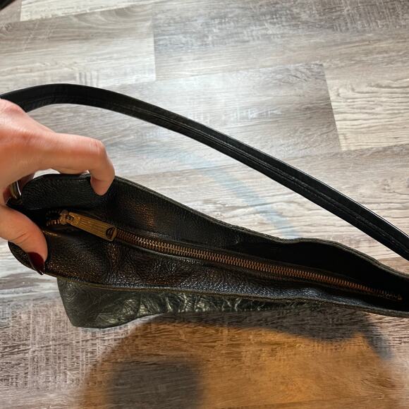 Vintage Black Leather Shoulder Bag w/ Chrome Ring Hardware Indie Sleaze 90s - Picture 6 of 8